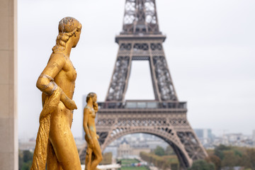 Place du Trocadero mit Eiffelturm im Hintergrund - obrazy, fototapety, plakaty