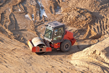 Obraz premium The work of the skating rink on the construction site on the Foundation of the building.