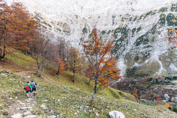 Wanderer steigen  im Karwendelgebirge vom Torkopf ins Gamskar Richtung Hinterri&szlig; ab, Tirol, &Ouml;sterreich.