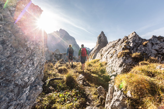 Wanderer im Karwendelgebirge, Abstieg vom Torkopf, Hinterriß,Tirol, Österreich.