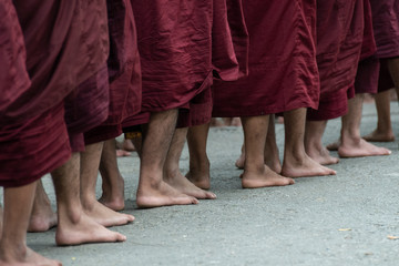 Pies de Monjes budistas. Amarapura, Myanmar