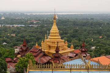 Fototapeta premium Vista de Mandalay con pagoda dorada. Myanmar
