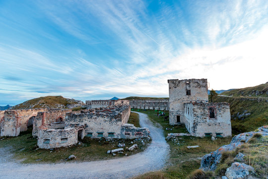 caserne en ruine dans les alpes