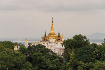 Naklejka premium Pagoda dorada en Sagaing, Myanmar