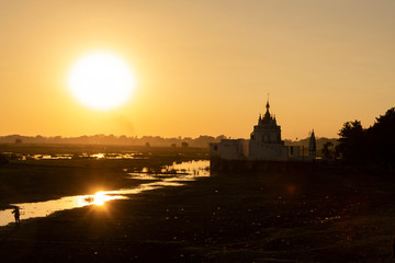 Obraz premium Atardecer anaranjado en un río, Myanmar