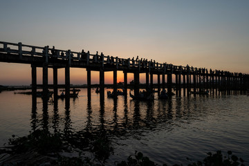 Atardecer en el antiguo puente U Bein, Amarapura. Myanmar