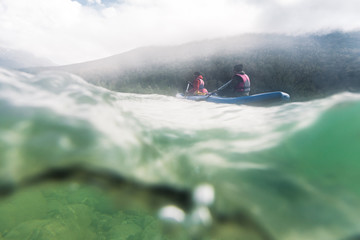 Bootsfahrt auf der Isar vom Sylvensteinsee nach Bad T&ouml;lz, Bayern, Deutschland.