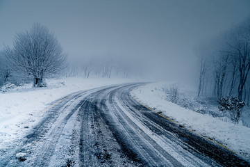Obraz na płótnie Canvas road in winter