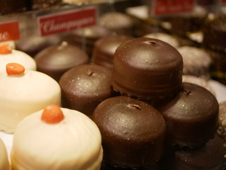 Big chocolate marshmalliows (Schaumkuss) in differenttaste directions decorated in counter on christmas market