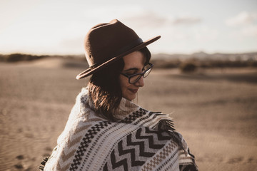 mujer con sombrero y pañuelo en el desierto