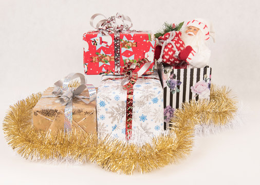 Коробки с подарками и мишурой на белом фоне