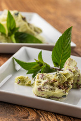 Pfefferminz-Eis auf Teller