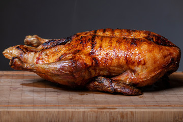 Gegrillte Ente auf einem Holzbrett