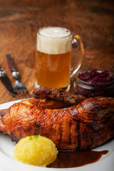 Gegrillte Ente auf einem Teller mit Knödel