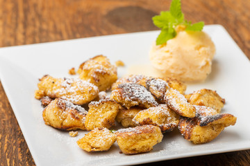 österreichischer Kaiserschmarrn auf dunklem Holz