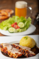 bayerischer Schweinebraten mit Knödel