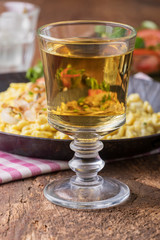 Kässpätzle auf Holz