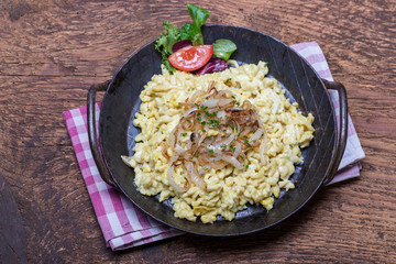 Kässpätzle auf Holz