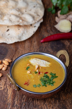 indische Mulligatawny-Suppe in eine Messingschüssel