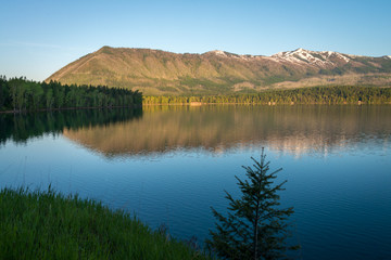Fototapeta na wymiar daytime mountain reflection in lakeshore