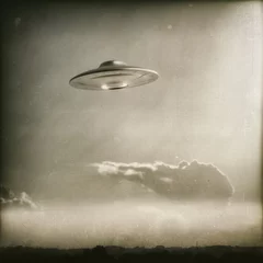 Photo sur Aluminium brossé UFO Objet volant non identifié. Photo de style ancien avec le bruit d& 39 un film ISO élevé.