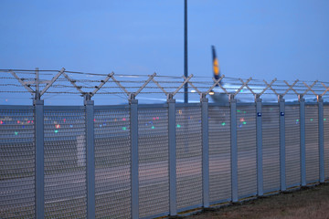 Sicherheitszaun am Flughafen Frankfurt am Main - Stockfoto