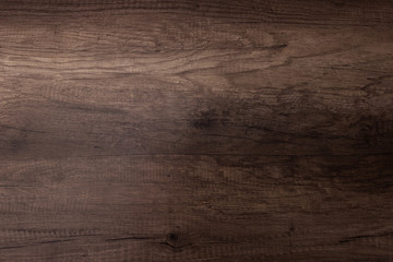 Naklejka premium Brown scratched wooden cutting board. Wood texture