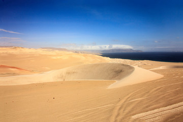 Obraz na płótnie Canvas The desert in Paracas in Peru. Yta sea and sand