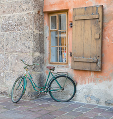 Fototapeta na wymiar bicycle in front of an old house