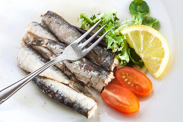 SARDINAS CON TOMATE Y LIMON SOBRE PLATO BLANCO