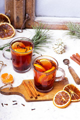 Świąteczny grzaniec z pomarańczami, cynamonem, anyżem i goździkami. Grzane wino na Boże Narodzenie,  - obrazy, fototapety, plakaty