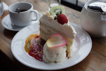 fruit cake and tea