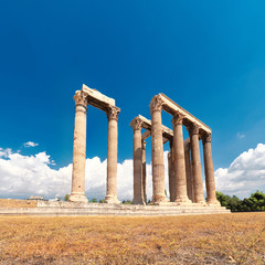 Fototapeta premium Temple of Zeus with Acropolis on the background in Athens, Greece