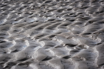 Von den Wellen geformtes Muster im Sand am Strand von Juist