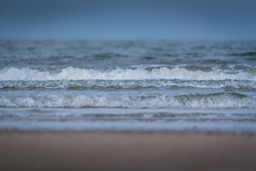 Fototapeta na wymiar Wellen am Strand von Juist mit Bokeh