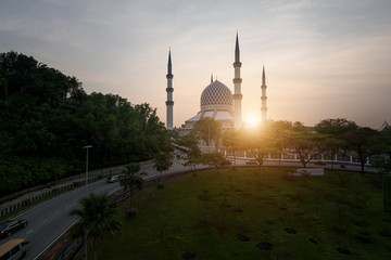 Fototapeta na wymiar Salahuddin Abdul Aziz Shah Mosque (also known as the Blue Mosque, Malaysia) during sunrise located at Shah Alam, Selangor, Malaysia.