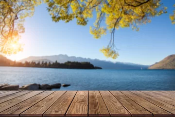 Selbstklebende Fototapete See / Teich Perspektivische Holzanzeige auf Blur Lake View