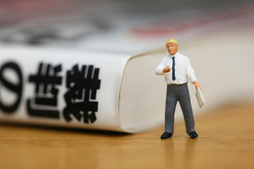 裁判について話す男性