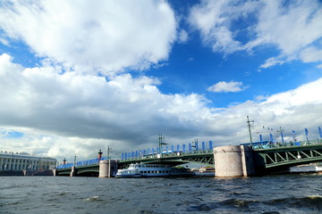 Fototapeta na wymiar bridge over the Neva river in St. Petersburg