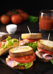 Fresh sandwich with tomatoes, salad and bacon