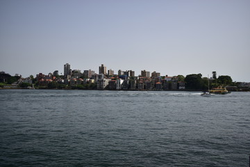 Obraz premium 川の向こうの街