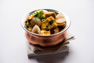 Paneer Do Pyaza  is a popular punjabi vegetarian recipe using cubes of cottage cheese  with lots of onion in a gravy