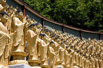 It is the various Buddha statues of Seonggoksa Temple in Gongju-si, Korea.