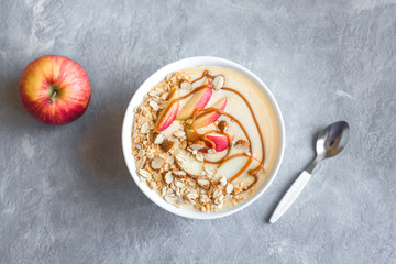 Apple Pie Smoothie Bowl © mizina