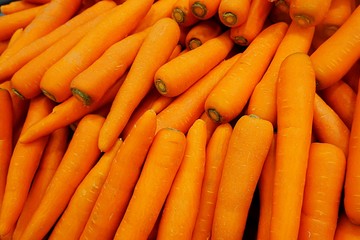 A tray of organic carrots in the market.