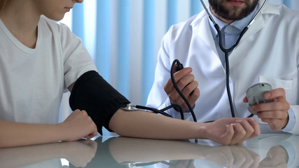 Obraz premium Doctor watching on patient blood pressure measurement results, health care