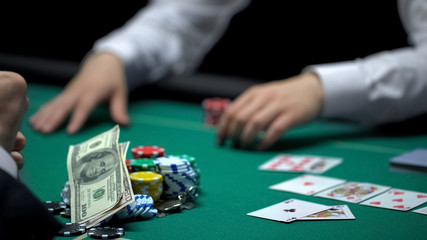 Professional casino player exposes cards, wins money and house, good combination