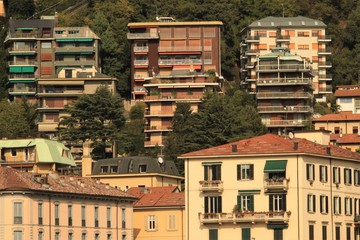 Seeblick inclusive; Wohnhäuser über dem Piazza de Gasperi in Como
