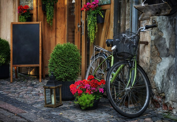 Obraz na płótnie Canvas bicycle in front of old house