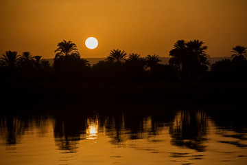 Obraz premium Landscape view of large river nile in Egypt at sunset